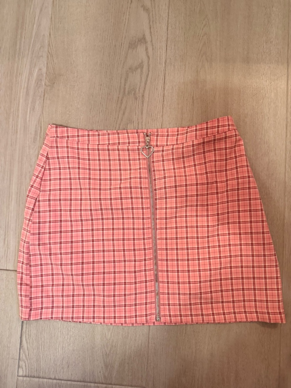 Pink plaid mini skirt with heart zipper #preppy #festival